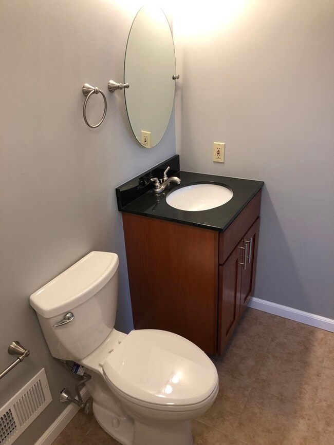 Building Photo - 2 bedrrom + basement Townhouse with Waterviews in Bristol. Large Private Backyard w Deck.