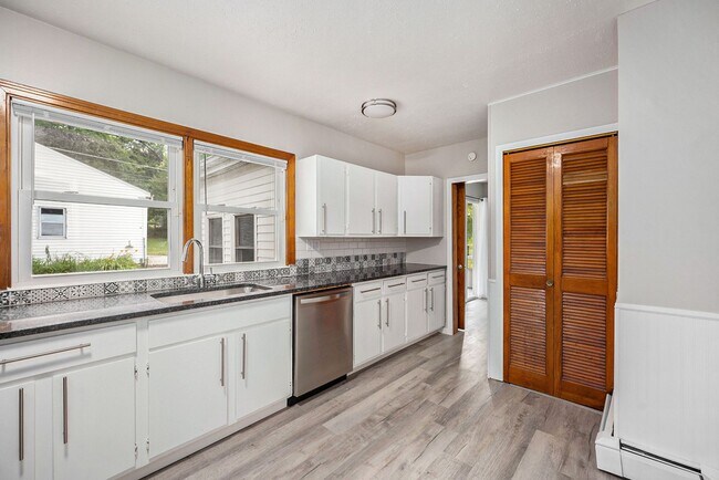 Building Photo - Charming, remodeled 2-Bed/1-Bath  ranch style home- $1499