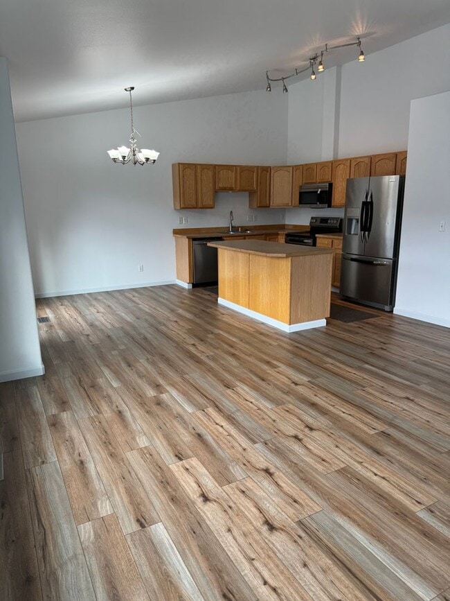 Building Photo - Beautifully updated 3 bed/2 bath townhome