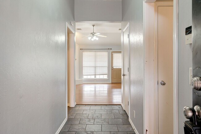 Building Photo - Gorgeous 3 bedroom 2 Bath Home in the Heart of Edmond