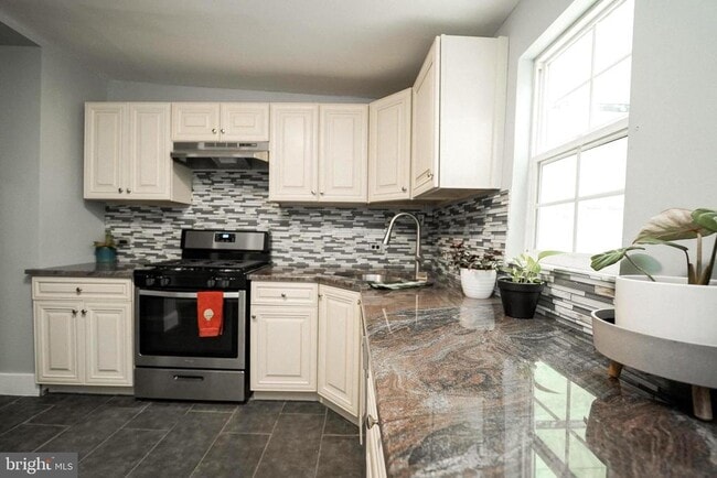 Building Photo - 1847 E Harold St