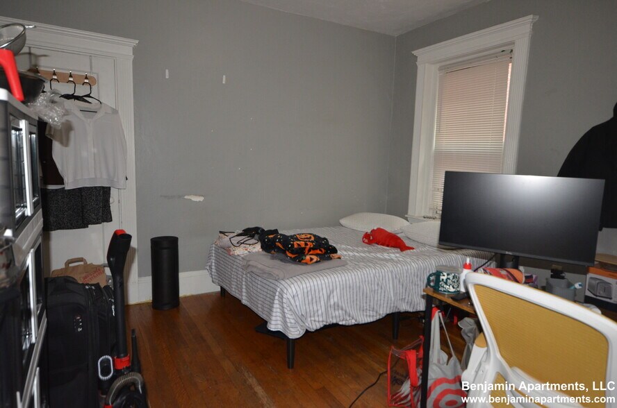 Building Photo - 463 Park Dr