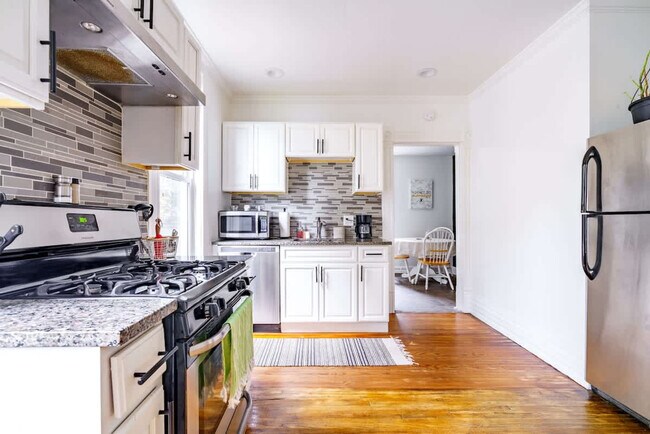 Building Photo - 254 W Poplar Ave