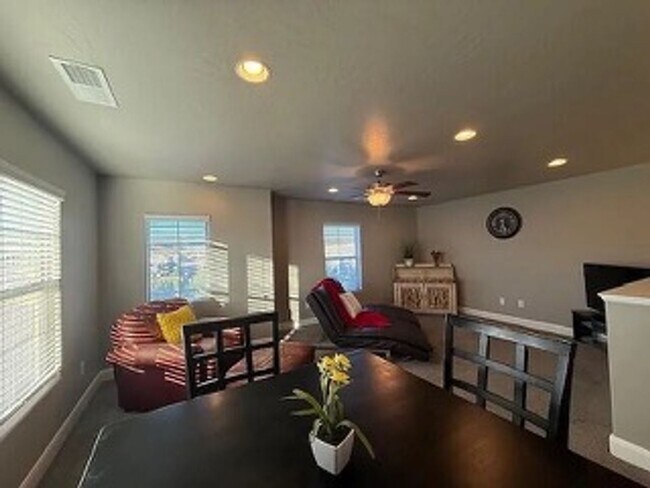 Building Photo - Bright & Spacious Desert Townhome