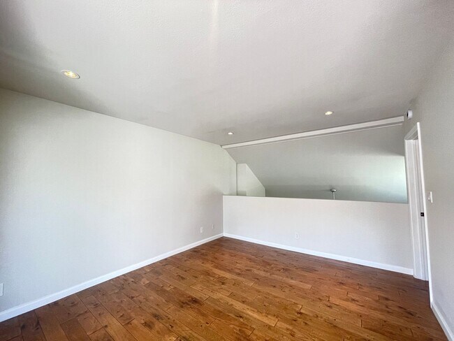 Building Photo - Prime Pasadena Condo
