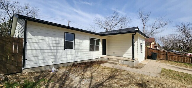 Building Photo - Beautifully Remodeled 3 Bed / 2 Bath Home with Large Backyard
