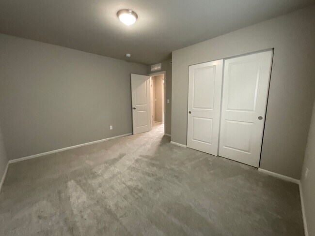 Building Photo - Beautiful 4 Bedroom, 2.5 Bath Home Availab...