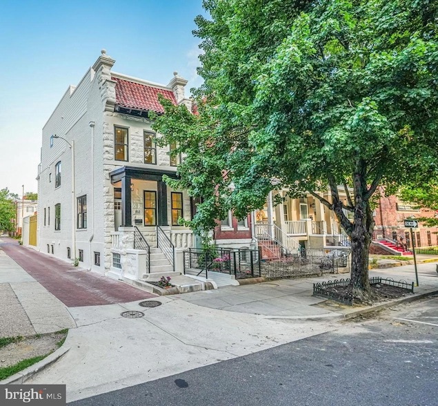 Building Photo - 812 6th St NE