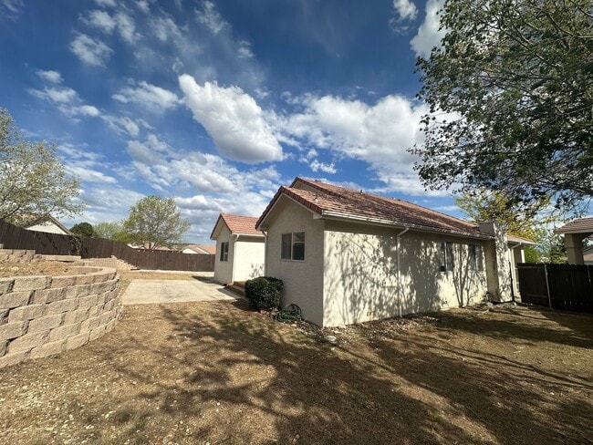 Building Photo - 3 bedroom, 2 bath home in Sparks! Must see!!!