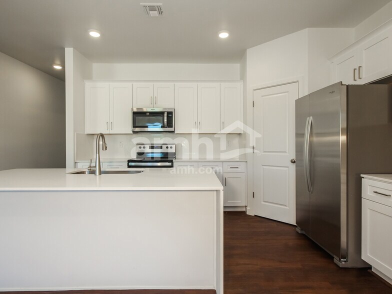 Building Photo - 8220 S 21st Ln