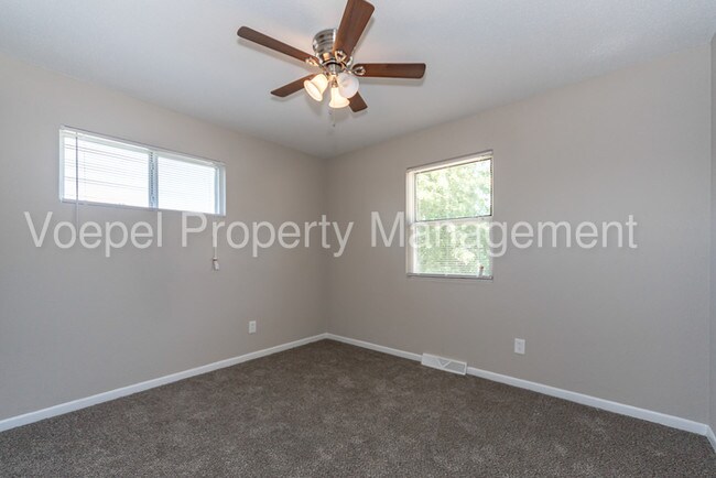 Building Photo - 2 Bedroom 1 Bath Remodeled KCK Duplex