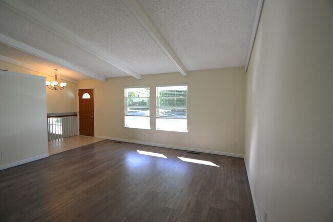 Building Photo - 4 Bed 3 Bath w/AC - Coming Soon! - MileSto...