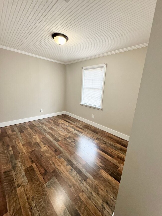 Building Photo - Country Cottage - Adorable 2 bedroom, 1 bath! Cute front porch & landscaping included!