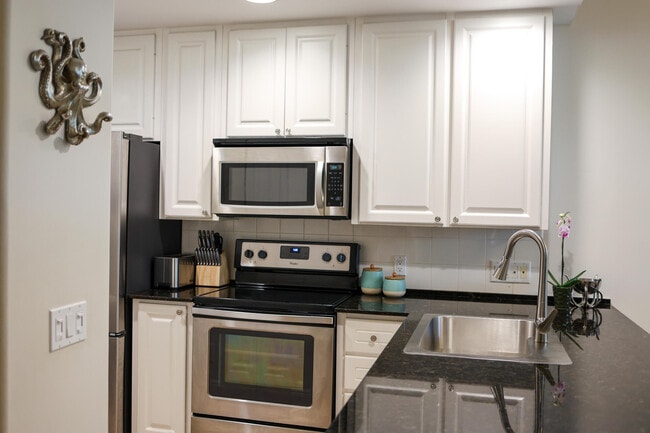 Building Photo - 266 Iris Dr