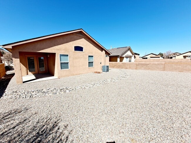 Building Photo - Gorgeous 4-bedroom, 2-bath home featuring ...