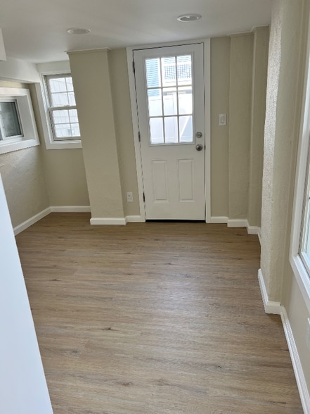 Building Photo - 215 E 24th Ave