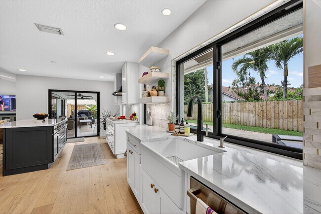 Building Photo - 12897 La Rochelle Cir