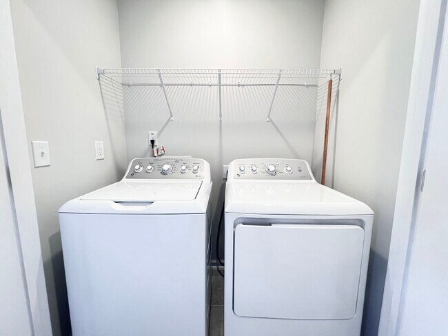 Building Photo - 1988 Rosedale Rdg Ave