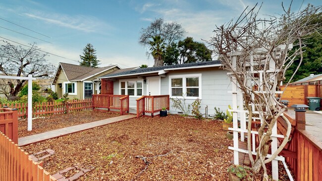 Building Photo - Beautiful 2 Bedroom 1.5 Bathroom Home! Sho...