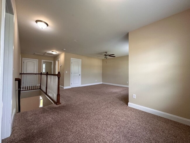 Building Photo - Perfect on Pineflat!