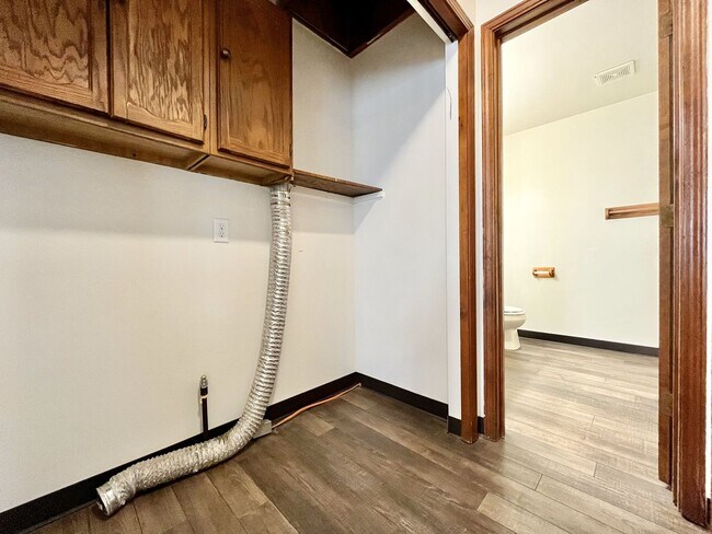 Building Photo - Four Bedroom Duplex in Kentwood