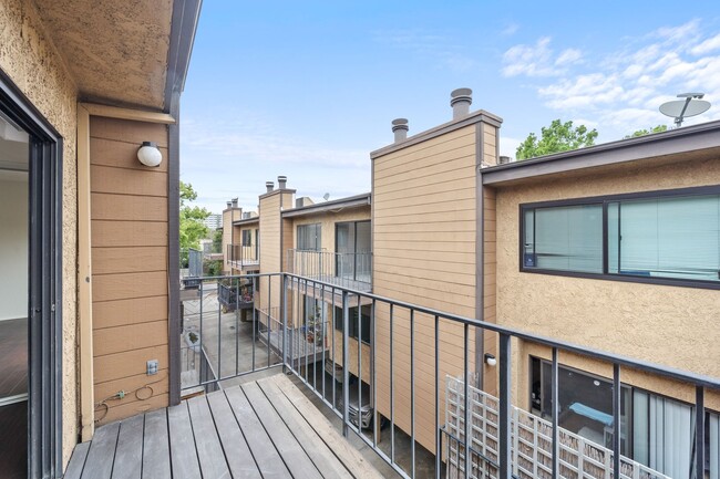 Building Photo - Stylish Pasadena Townhome: 2 Bedrooms, Upd...