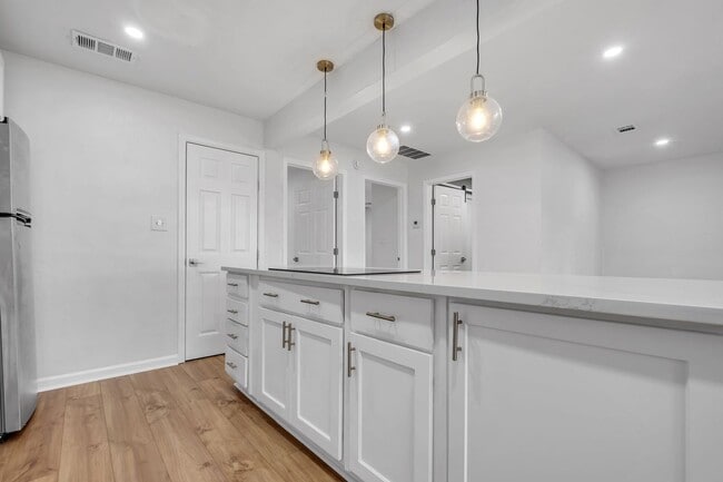 Building Photo - Completely renovated 2/1 on Golf Course!