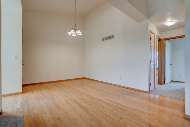 Building Photo - Woodridge Estates Townhomes
