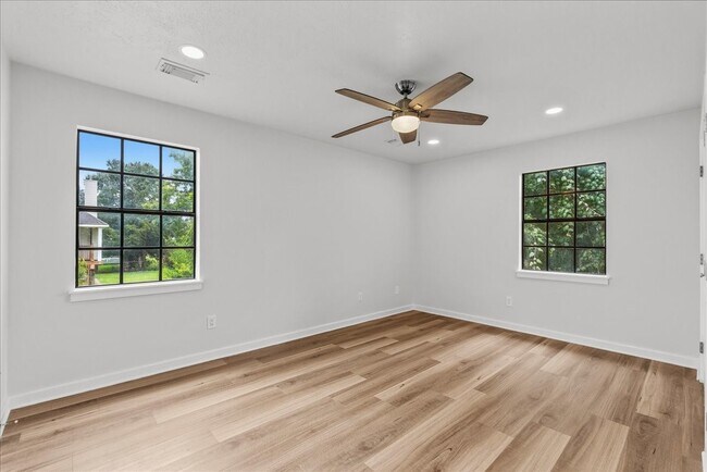 Building Photo - 310 Lakeside Dr