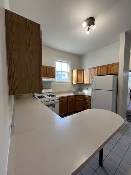 Kitchen - 2459 W Moffat St