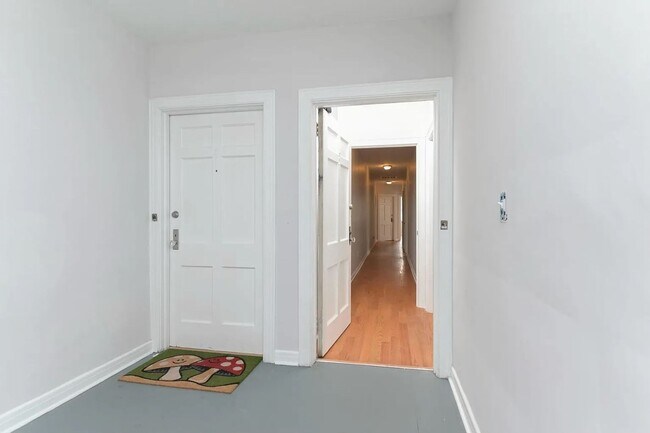 Building Photo - Pre-Leasing for the 26-27 School Year! - U...
