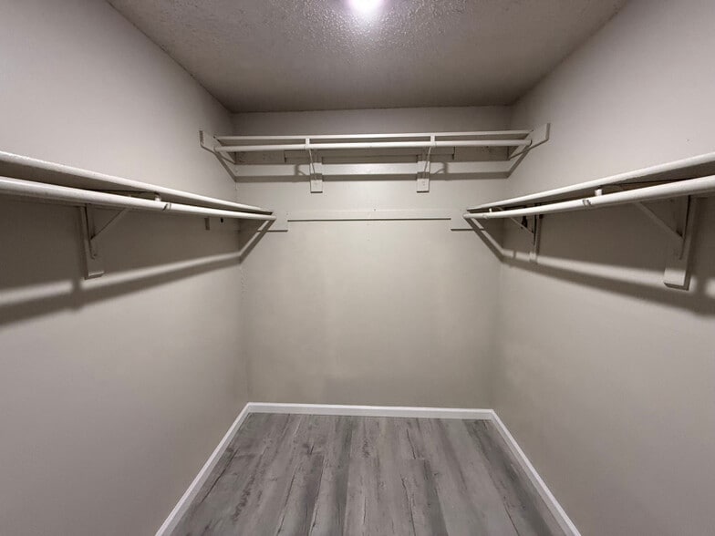 Building Photo - 4401 River Valley Dr