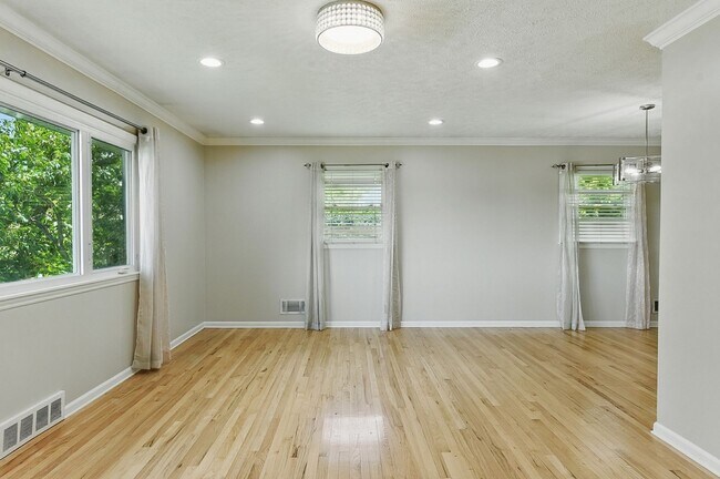 Building Photo - Spacious 4-Bedroom Home for Rent in Desira...