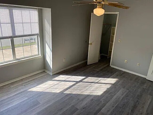 Building Photo - 2 Bedroom, 1.5 Bathroom End Unit Townhouse with fenced-in backyard in Farmington