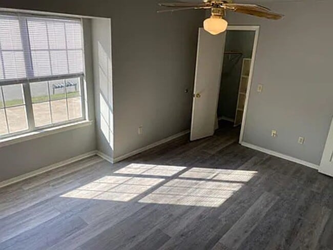 Building Photo - Available January 1st! 2 Bedrooms, 1.5 Bathrooms Two-Story Townhouse in Farmington