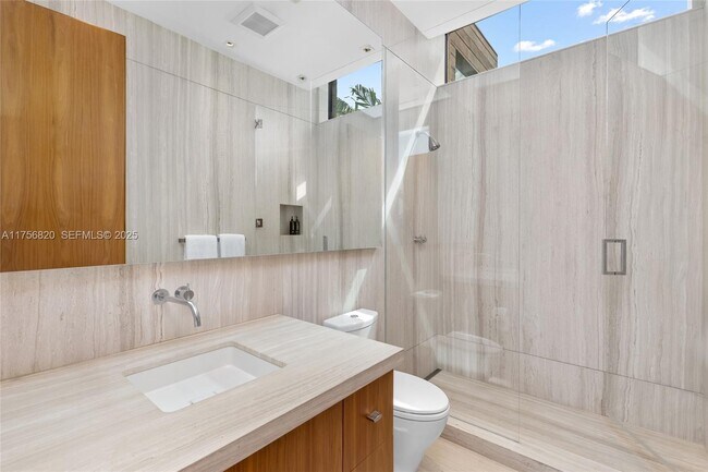 Building Photo - 825 E Dilido Dr