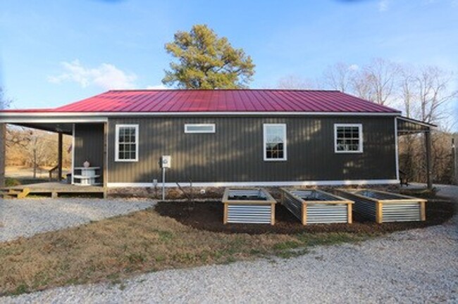 Building Photo - The red roof is calling you home!  Farmett...