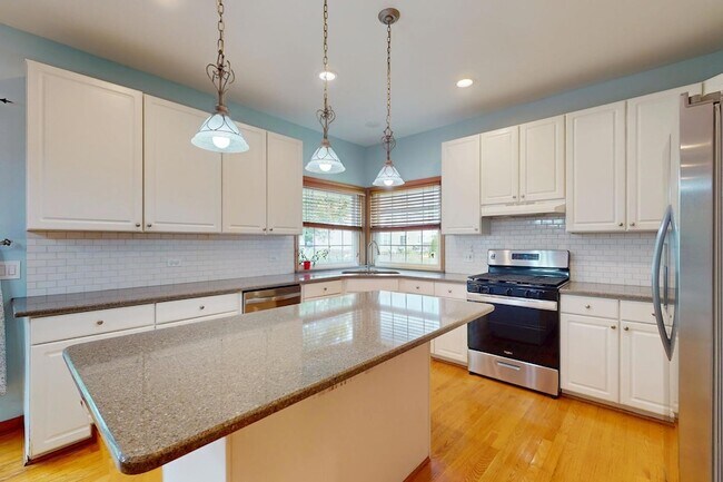 Building Photo - 1657 Fairport Dr