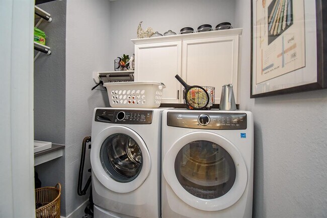 Building Photo - 10914 Brambling Wood Dr