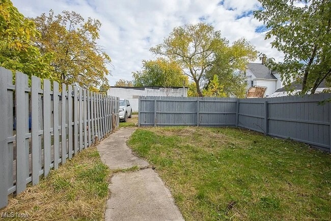 Building Photo - Four Bed 2 Full Bath in Lorain- FIRST MONTH RENT HALF OFF!