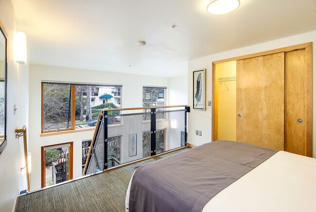 Building Photo - Modern Loft