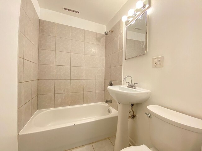 Building Photo - 3 Bedroom Home in Highland, IN