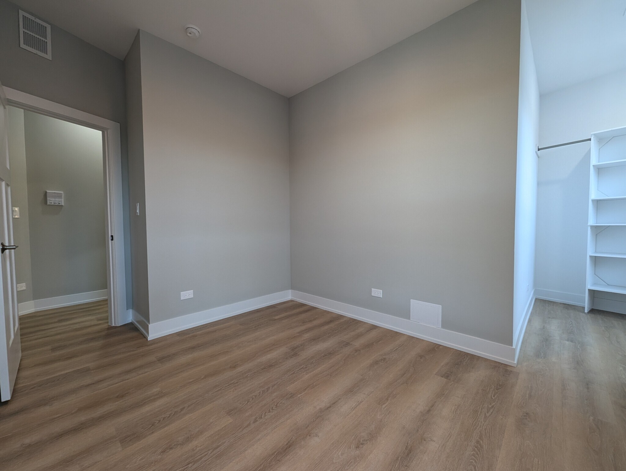 Building Photo - 440 W Belden Ave