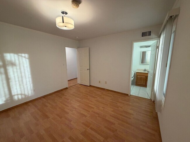 Building Photo - 3 Bedroom 2 Bath Home With Ample Storage