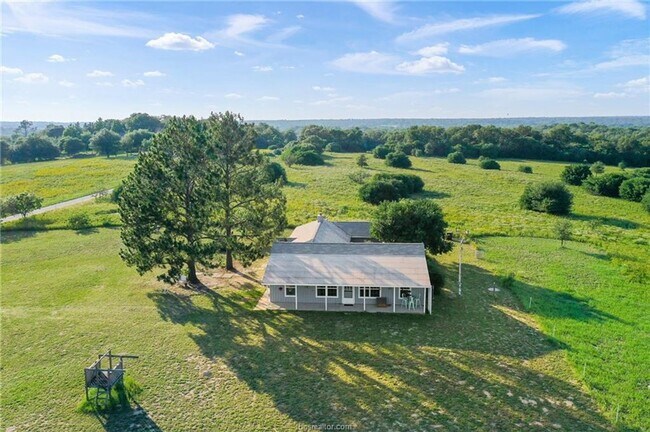 Building Photo - 7 acres with 5 bed, 3 bath less than 25 minutes from town!