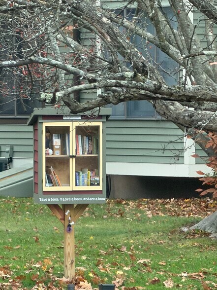 Upper cup-de-sac has reading library - 20 Magnolia Hl