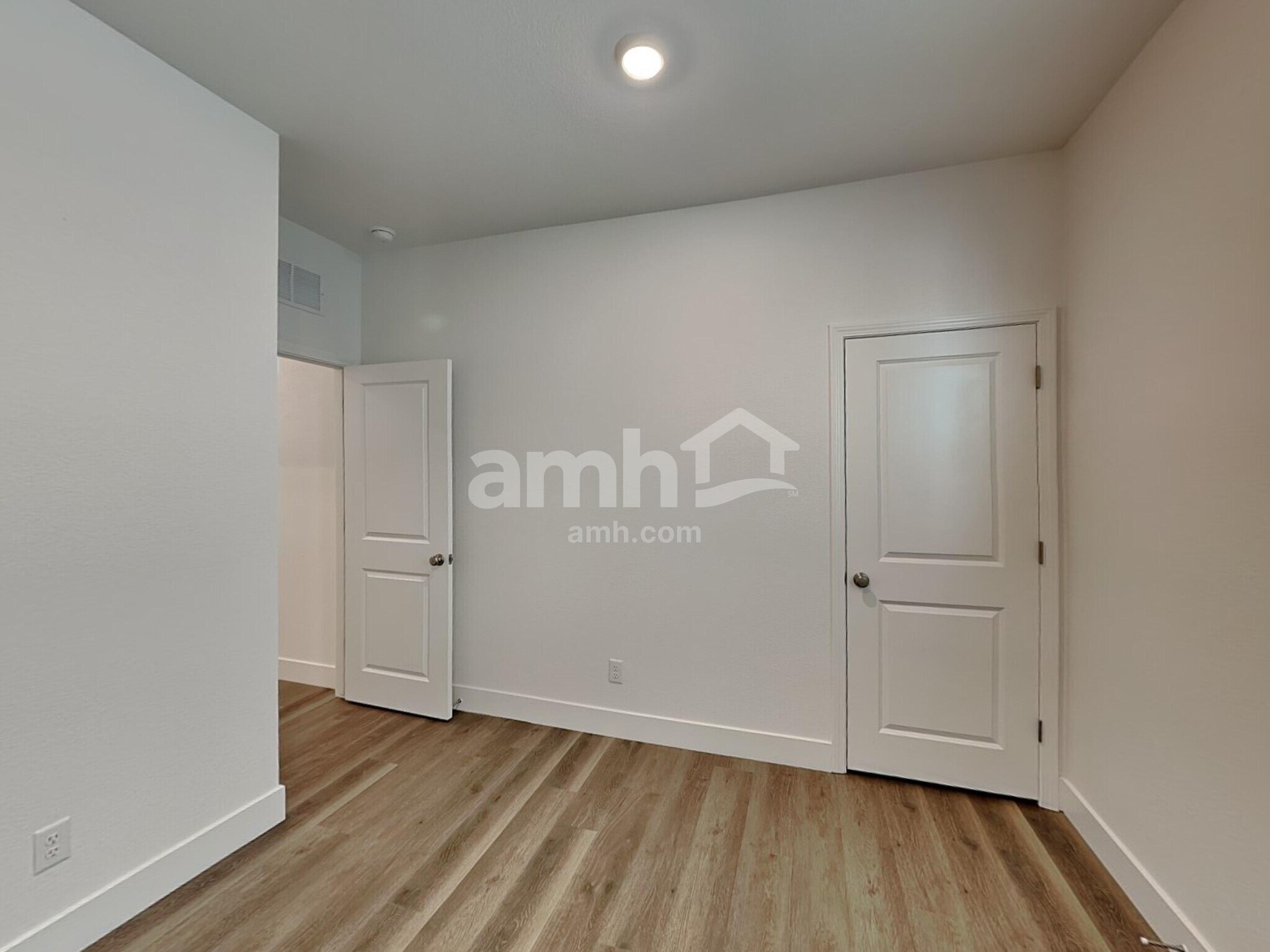 Building Photo - 5840 Vaes Dothrak St