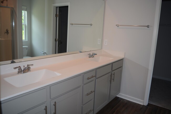 Building Photo - 840 Bellewood Gardens Dr