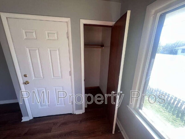 Building Photo - 5650 N 61st St