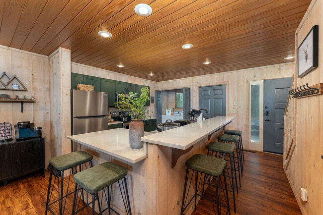 Building Photo - 401 Lookout Dr